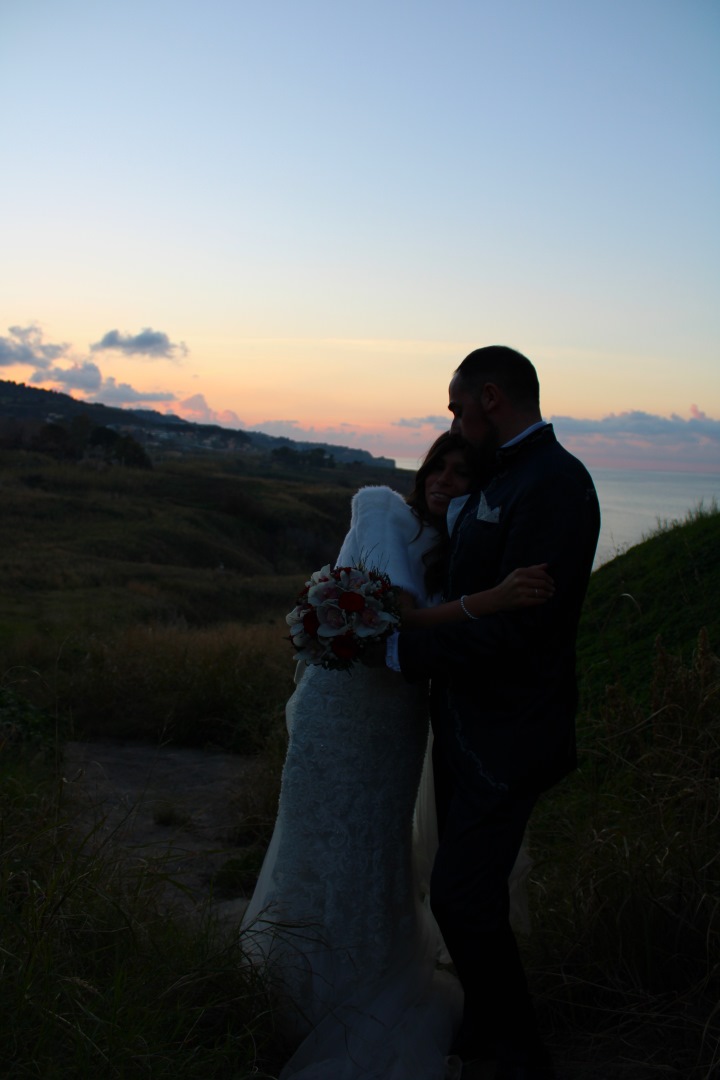 sposi abbracciati in spiaggia